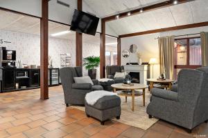 TV a/nebo společenská místnost v ubytování First Camp Moraparken Hotel