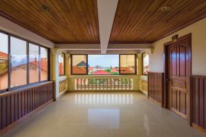 Cette grande chambre dispose d'un balcon avec une porte et des fenêtres. dans l'établissement Happy Heng Heang Guesthouse, à Siem Reap