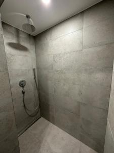 uma casa de banho com um chuveiro e uma porta de vidro em S-AP Daily Room Stuttgart em Stuttgart
