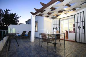a patio with a table and chairs on it at Casas Rurales Los Algarrobales in El Gastor