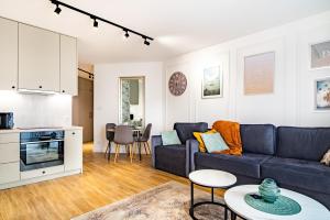- un salon avec un canapé et une table dans l'établissement ApartamentySnu, Struga Tower Silver z parkingiem, à Radom