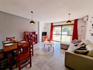 Una sala de estar con un sofá y un comedor. en Semi-detached house in Butiplaya, en La Cala de Mijas
