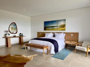 Un pat sau paturi într-o cameră la Lake Vilas Charm Hotel