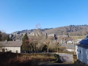 Blick auf eine Stadt mit einem Hügel im Hintergrund in der Unterkunft meublé de tourisme à Bouillon in Bouillon