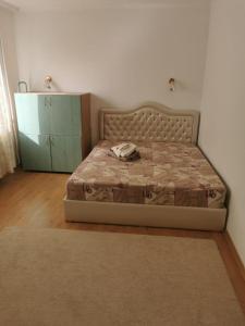 - une chambre avec un lit et une commode dans l'établissement Like Home, à Chişinău