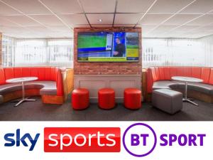 TV i/ili zabavni centar u objektu The Sandringham Court Hotel & Sports Bar-Groups Welcome here-High Speed Wi-Fi