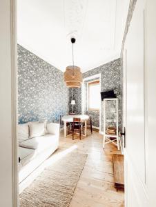 Cozy Lisbon Janelas Verdes في لشبونة: غرفة معيشة مع أريكة بيضاء وطاولة