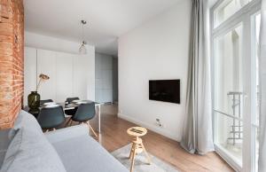 - un salon avec un canapé et une table dans l'établissement East Warsaw Modern Apartment, à Varsovie