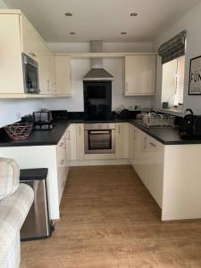 Η κουζίνα ή μικρή κουζίνα στο Hotdog House Filey Detached Pet Friendly Eco-House