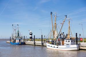 two fishing boats are docked at a dock at LM7-9 - Ferienwohnung Typ B Komfort in Schottwarden