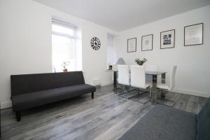 uma sala de estar com um sofá e uma mesa em Executive Style 2 Bed Flat in Bridgend F2 em Bridgend