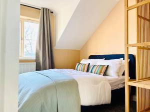 - une chambre avec un lit et une échelle dans l'établissement Lovely family house, great links M62, edge of Leeds, à Liversedge