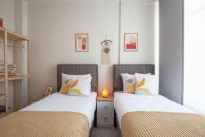 A bed or beds in a room at Modern Flat with Central Location near Nisantasi