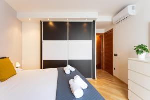 Postel nebo postele na pokoji v ubytování Lucas House Apartments by Sitges Group