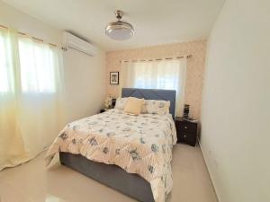 een slaapkamer met een bed en een raam erin bij Getaway To Cozy Home 4 Br, 35 B in Santo Domingo
