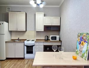 2х комнатная квартира в Алматы tesisinde mutfak veya mini mutfak