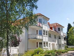 ラウターバッハにあるVilla Vilmblick - Wohnung 05 mit Terrasse und Boddenblickのバルコニー付きの白い大きな建物