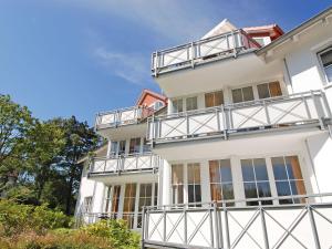 ラウターバッハにあるVilla Vilmblick - Wohnung 05 mit Terrasse und Boddenblickのバルコニー付きの白い建物