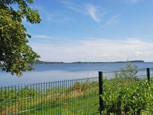 ラウターバッハにあるVilla Vilmblick - Wohnung 05 mit Terrasse und Boddenblickの水面の柵