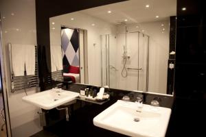 Een badkamer bij L'Empire Paris