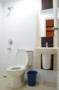 マニラにあるホテル ソゴ モニュメント LRT ステーションのトイレと洗面台付きのバスルーム