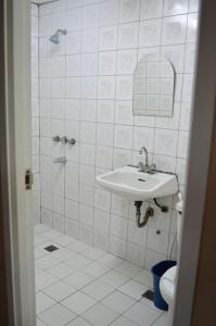 Bathroom sa Hotel Sogo - Monumento, LRT Station