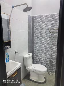 ein Bad mit einem WC und einem Waschbecken in der Unterkunft The Family Guesthouse in Kota Bharu