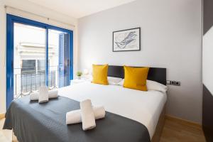 um quarto com uma cama grande e uma varanda em Lucas House Apartments by Sitges Group em Sitges