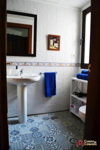 baño con lavabo y toalla azul en Caseria de Comares 201, en Granada