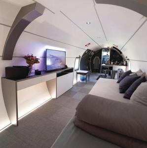 um quarto com uma cama e uma televisão num avião em Natur Air Suite em Ghiaie
