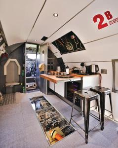 una cucina con 2 sgabelli e bancone di Natur Air Suite a Ghiaie