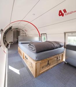 una cama en medio de un autobús en Natur Air Suite, en Ghiaie