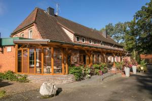 un gran edificio de ladrillo con un edificio con ventanas en Brammers Landhotel Zum Wietzetal, en Wietzendorf