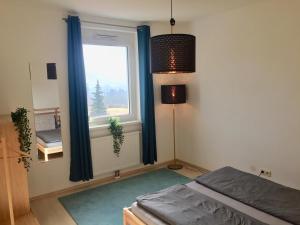 Postel nebo postele na pokoji v ubytování Apartment Panoramablick mit Infrarotkabine auf der großen Terrasse und traumhaften Ausblick