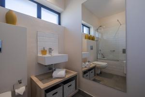 une salle de bain avec un lavabo, des toilettes et une baignoire dans l'établissement Kabeljauws Beach Apartments, à Jeffreys Bay 83 autres photos