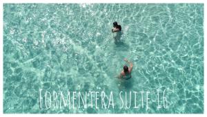 埃斯普霍斯Formenterasuite 16的两个人在水中游泳