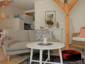 sala de estar con sofá y mesa en Gutshof Marienthal en Viereck