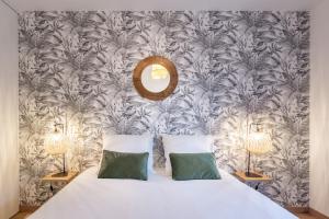 1 dormitorio con 1 cama y un mural en la pared en La Bohème, en Montévrain