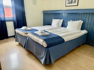 Postel nebo postele na pokoji v ubytování First Camp Moraparken Hotel