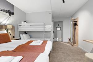 Postel nebo postele na pokoji v ubytování First Camp Moraparken Hotel