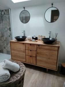 - une salle de bains avec deux lavabos sur une commode en bois dans l'établissement La Cabane Bohème, Maison d'hôtes Bassin d'Arcachon, à Gujan-Mestras