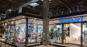 een winkel met fietsen voor de deur bij Hotel Cycle in Onomichi