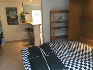 Posteľ alebo postele v izbe v ubytovaní Studio fond de jardin