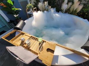eine Badewanne mit einer Wolke in der Mitte in der Unterkunft Cute Boys House คิวท์บอยส์เฮาส์ in Ban Bo Prakhon