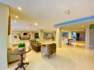 a living room with a couch and a table at HANNA Arcos d'Atalaia Hotel - Aracaju in Aracaju