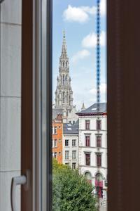 einen Blick aus dem Fenster einer Stadt mit einem Gebäude in der Unterkunft Happy guesthouse in Brüssel