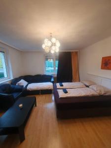ウィーンにあるEconomic Apartment 4P WGのリビングルーム(ベッド2台、ソファ付)