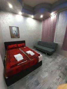 Giường trong phòng chung tại Economic Apartment 4P WG