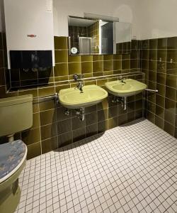 a bathroom with two sinks and a toilet at 4-Zimmer Wohnung in Wuppertal 6 Personen in Wuppertal