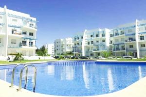 Bazén v ubytování Résidence Cabo Negro nebo v jeho okolí + 14 fotografií